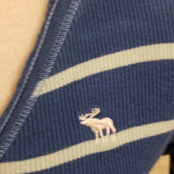 Abercrombie V-neck LS Tee Like New VINTAGE - Picture 2 of 6